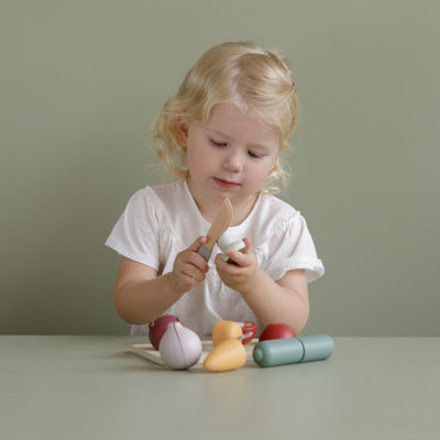 Little Dutch Cutting Vegetables